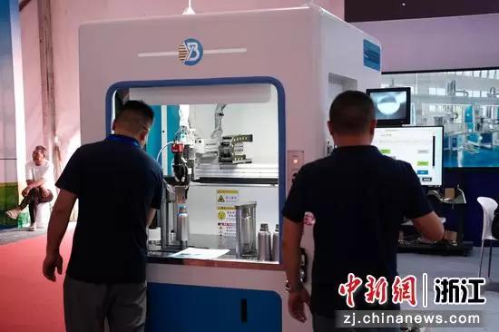 图为客商在展位前观看。五金城集团摄