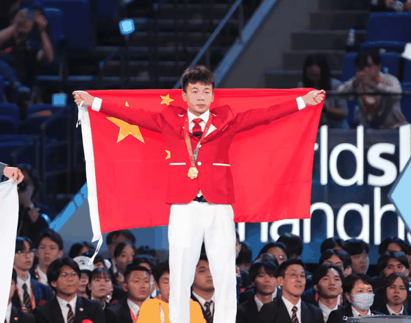 ▲赵钱森登上领奖台