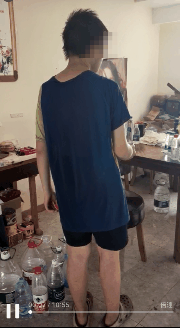 ▲男孩独自在出租房内生活