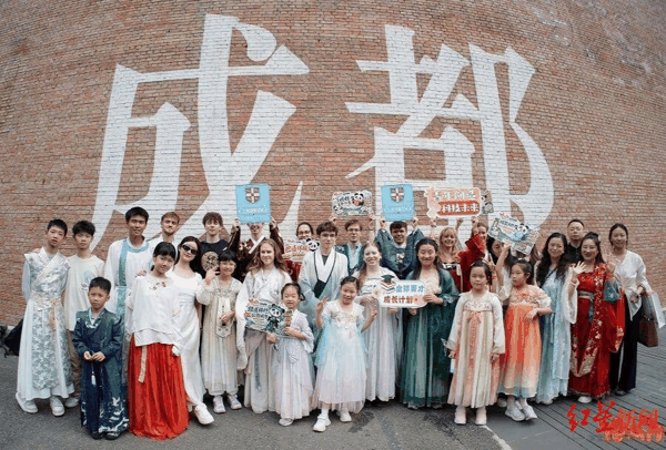 ▲参加2026年成都赛艇公开赛的世界各地学子们走进东郊记忆