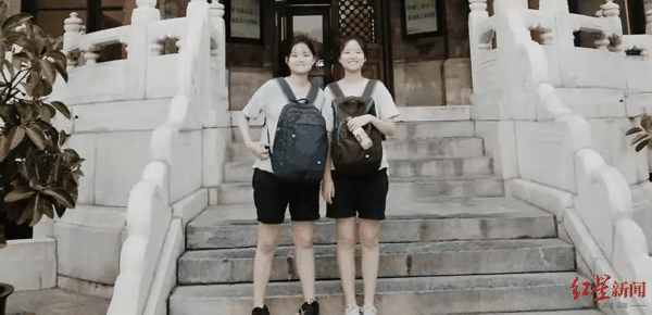 ▲姐妹俩到医学院校参观。图据四川大学官微