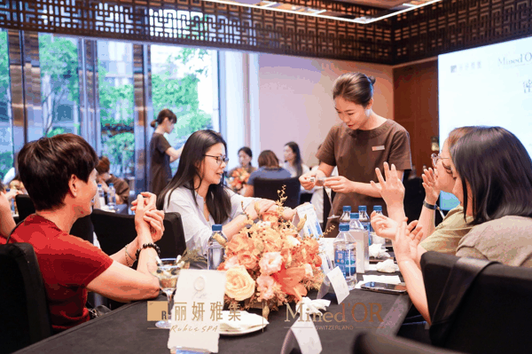 （图注：丽妍雅集专业美容顾问为现场会员、媒体及达人特调精华）