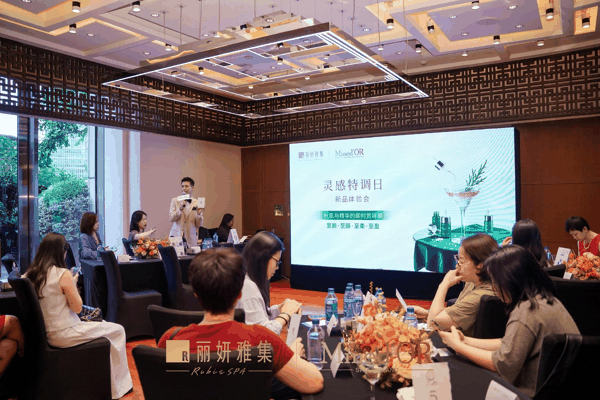 （图注：丽妍雅集专业培训老师分享应季护肤知识与“大绿瓶”使用秘诀）