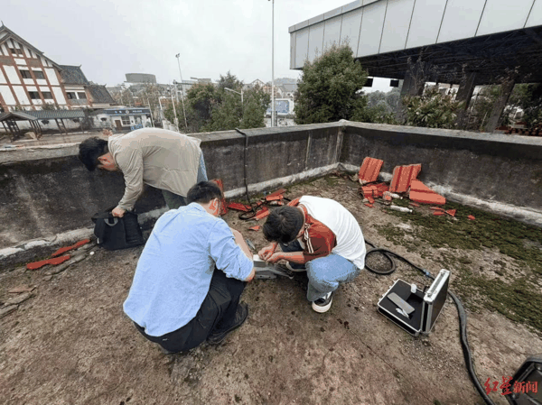 ▲飞行前工作人员对设备进行调试 四川省气象局供图