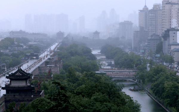 ▲9月9日，西安市民游客冒雨出行 图据视觉中国