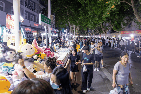 ▲9月6日，郑州金水区健康路夜市人头攒动 图据视觉中国