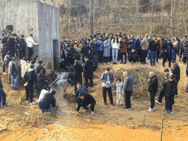 ▲2025年12月，郑州贾鲁河源头泉水复涌，吸引众多市民围观 图据视觉中国