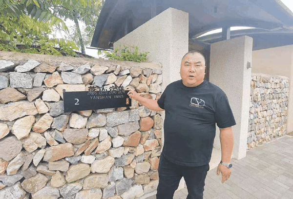 河北迁安，西新庄村村支书廉党介绍村里的民宿。新京报记者 周怀宗 摄