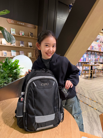 图注：孩子背负 CIPU 护脊书包