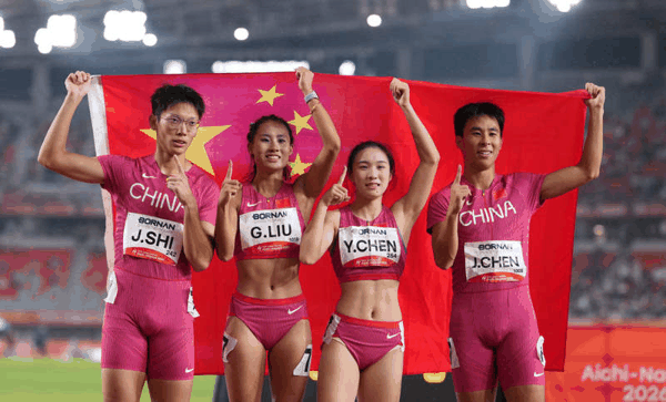 9月29日，冠军中国队选手施君豪、刘国怡、陈妤颉和陈锦丰（左至右）在比赛后合影。新华社发（吕小炜摄）