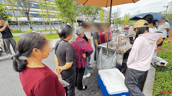 ▲病人或家属排队取餐 罗敏 摄