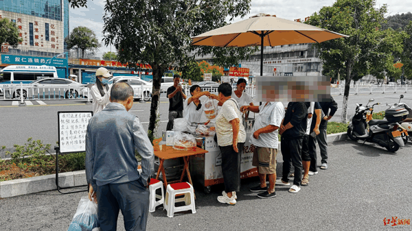 ▲病人或家属排队取餐 罗敏 摄