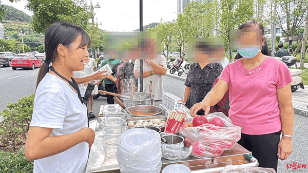 ▲病人或家属排队取餐 罗敏 摄