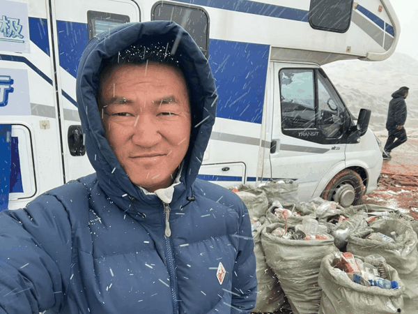 ▲辛成龙开着房车在青藏高原捡垃圾