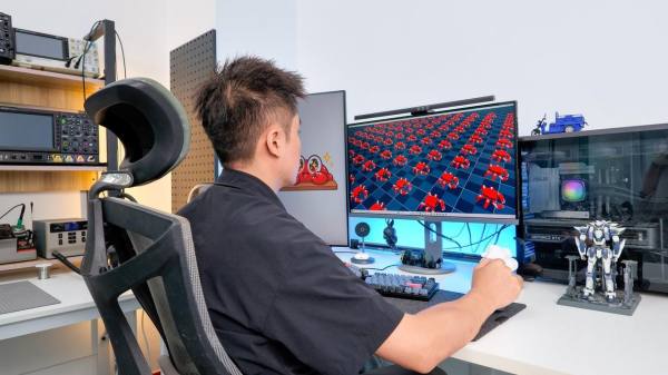 ▲梁正在仿真训练螃蟹机器人