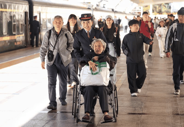京铁爱心服务工作人员接一名腿脚不便旅客出站。新京报记者 王贵彬 摄