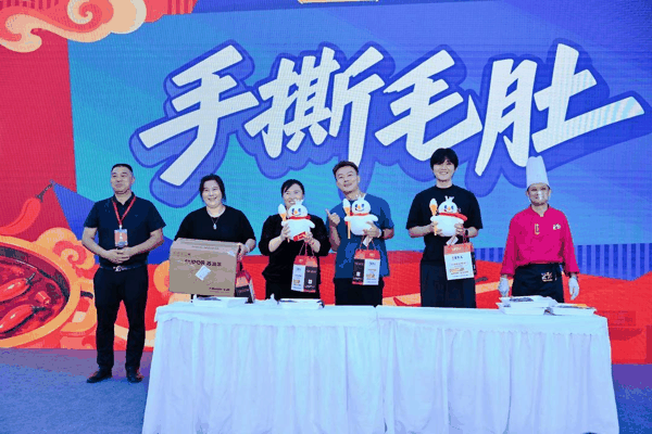 邀请市民游客亲身参与“手撕毛肚”体验