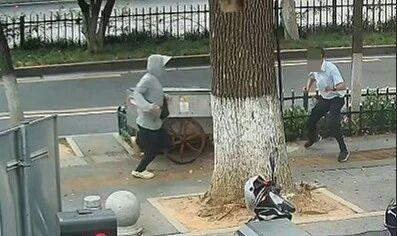 ▲路人伸手阻挡嫌疑人