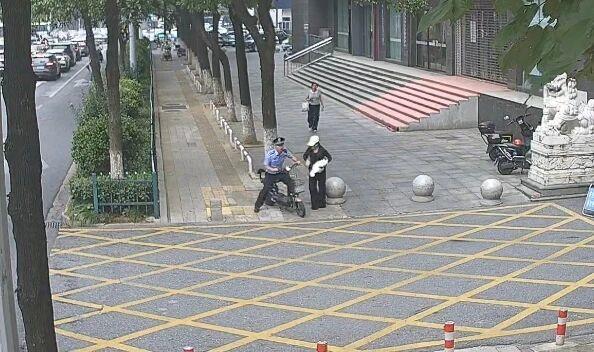 ▲群众将电动车让给民警