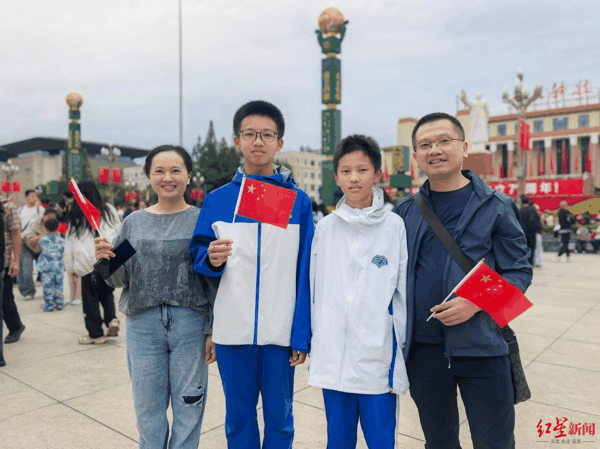 ▲成都七中（高新校区）初中部学生高思纯、高思言与父母在天府广场参加升旗仪式后合影