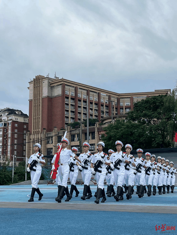 ▲成都市石室成飞中学升旗仪式现场