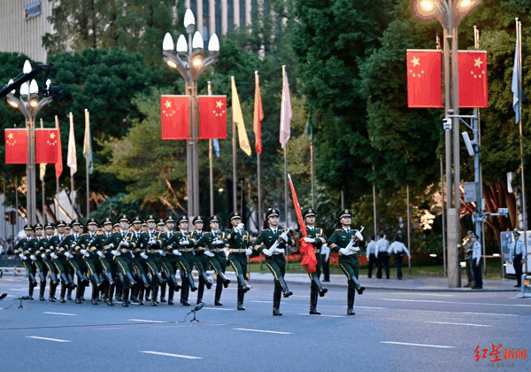 ▲10月1日，成都天府广场举行升旗仪式。图为武警护旗方队身着礼宾服、手持钢枪向旗台行进