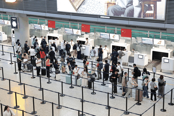 ▲2026年9月30日，旅客选择乘坐飞机出行。图据视觉中国