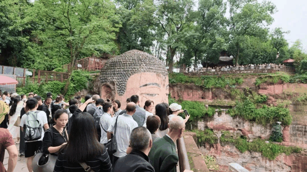 ▲游客在乐山大佛景区佛头区域游览