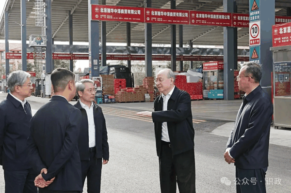 在新发地农产品批发市场察看市场供应等情况