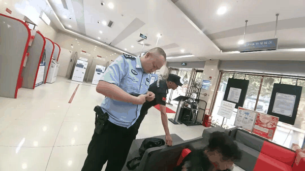 ▲民警拔除手机卡切断诈骗通道