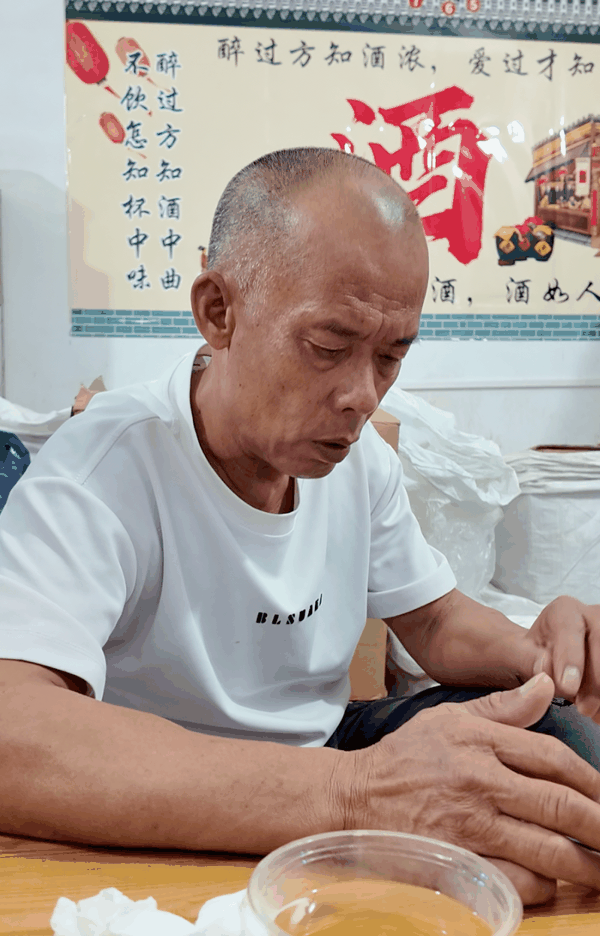 ▲10月1日，莫老板正在忙着筹备老家云浮新兴的新养鸡场。图/极目新闻