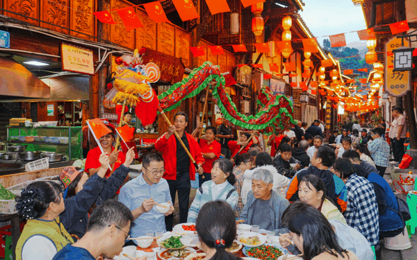 ▲国庆假期，人们走出家门，享受多彩假日时光。图/新华社
