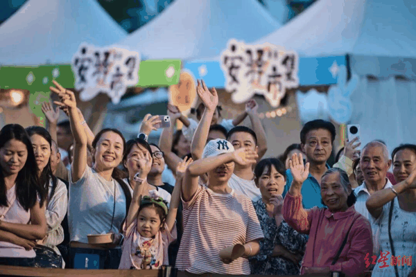 ▲“东安湖星遇现场”薛之谦草坪音乐分享会现场