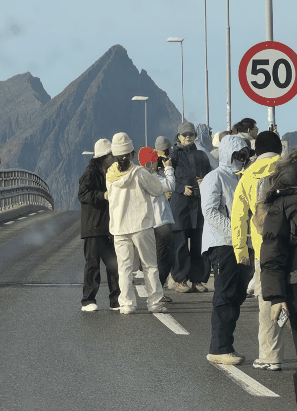 挪威某公路上的中国游客（图源：受访者供图）
