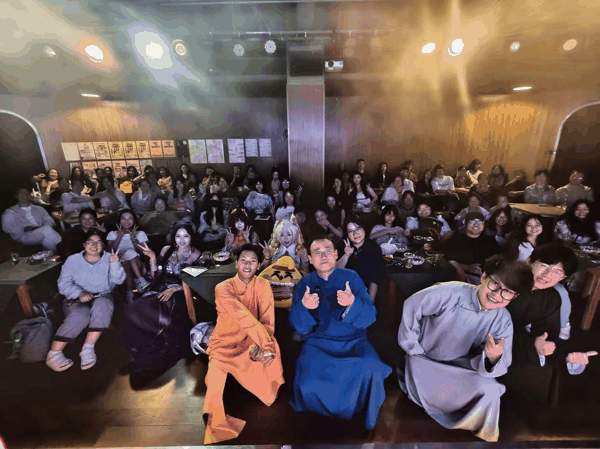 与观众合影