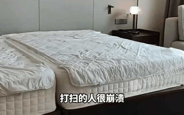 ▲有酒店保洁员发帖吐槽称，很多客人入住后自行拼床。图/都市报道视频号