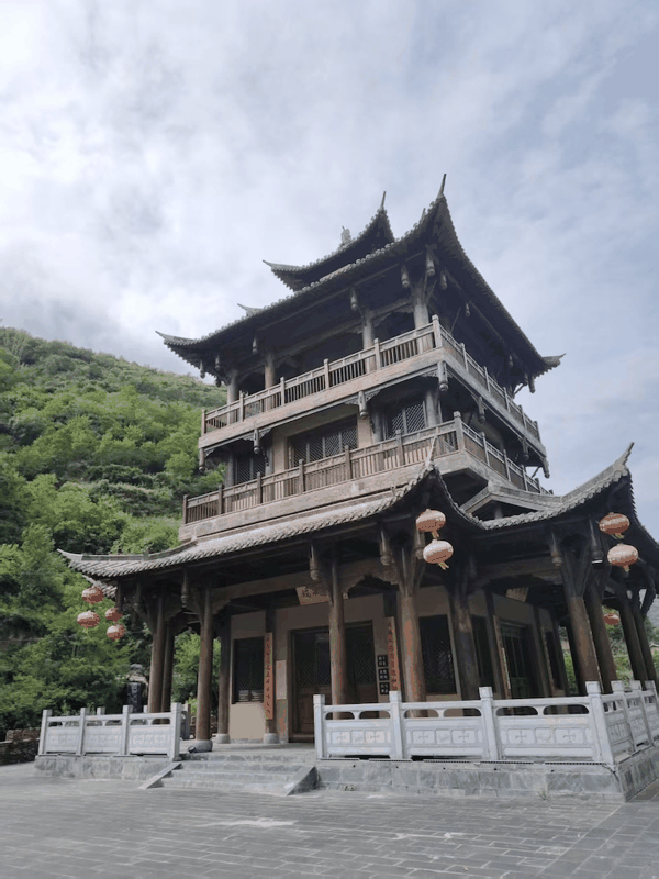 白马人标志性建筑：铁楼。李未来:摄.jpg