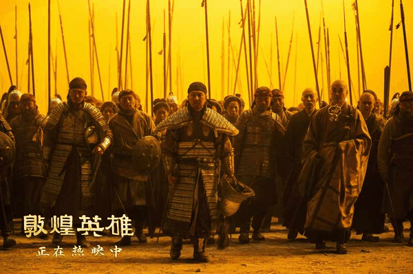 片尾扭转战局镜头的处理，更侧重历史意象与心理震慑。