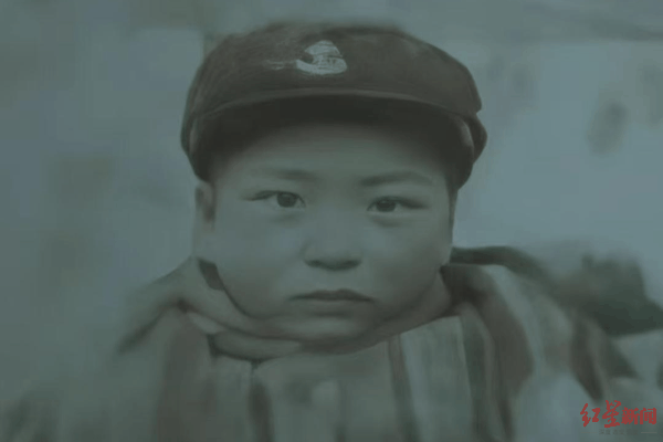 ▲幼年时的褚福银 受访者供图
