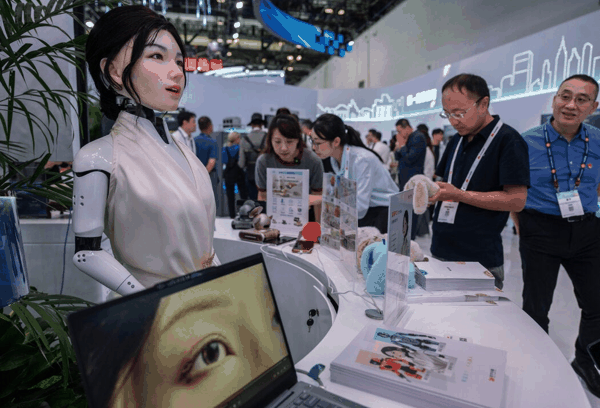 9月在北京举行的PT博览会上展出的类人伴侣机器人。随着中国面临历史最低出生率的困境，虚拟伴侣应用的兴起引发了人们对人工智能可能取代人际关系的担忧。