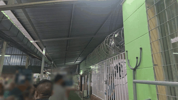 ▲涉事照护中心用铁网、栏杆封住床位