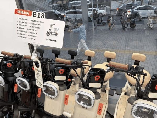 门店中待售的电动两轮车。