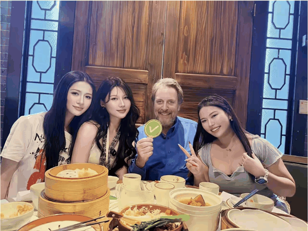 ▲埃罗尔中国行，来源：百度 