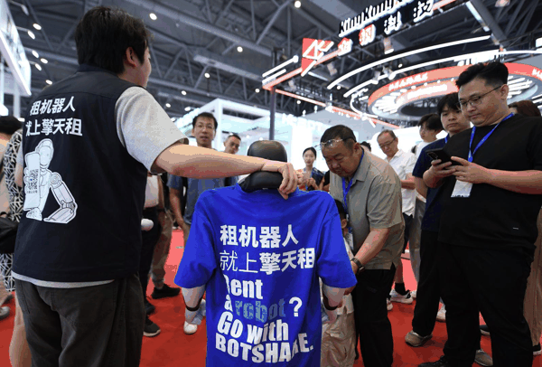 ▲5月14日，身穿“擎天租”T恤衫的人形机器人在杭州国际人形机器人展上 据视觉中国