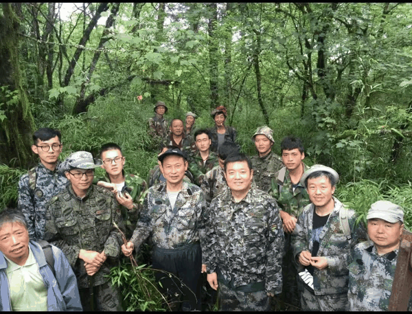 ▲张晋东、黄金燕和白文科等人在卧龙五一棚区域开展大熊猫微生境调查