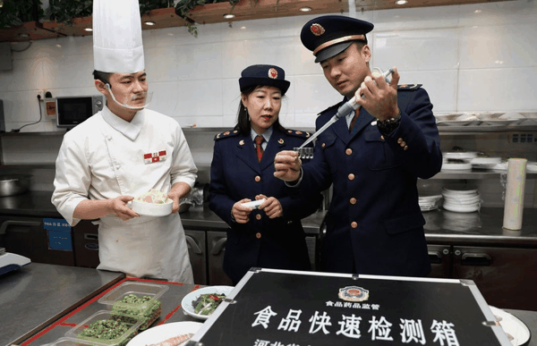 ▲资料图：市场监督管理工作人员在一家餐饮机构后厨检查食品安全。图/新华社