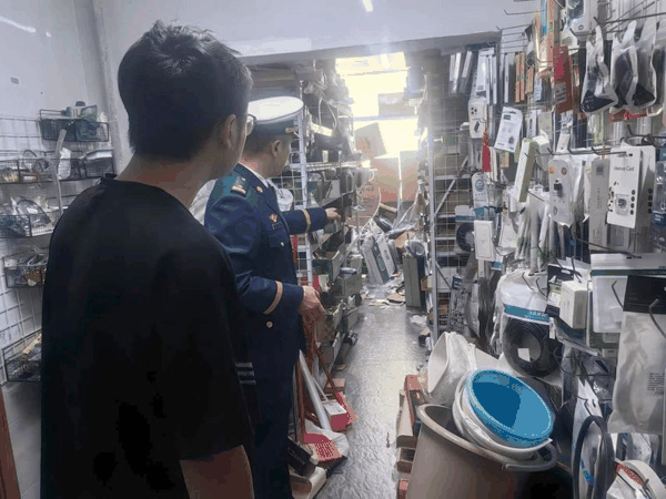 该场所疏散通道堆放可燃物，存在私拉乱接电线的情况。丰台消防供图