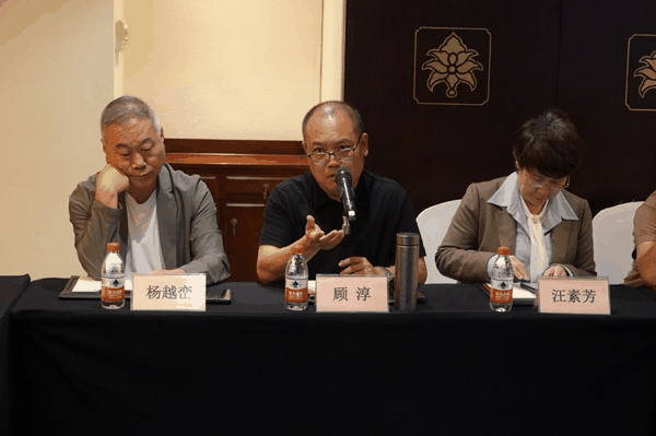 华北五省区市摄影工作交流会现场与会人员发言。