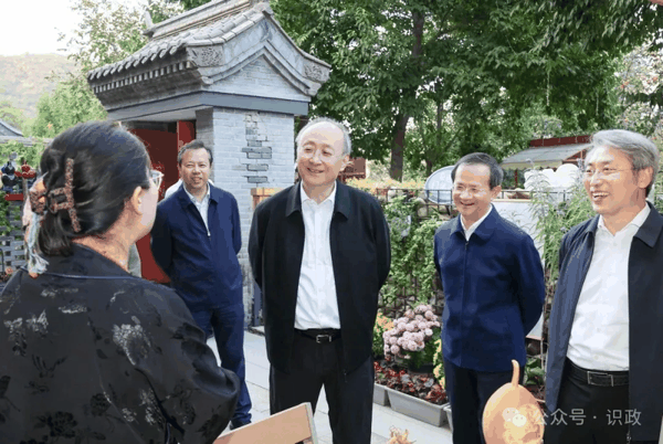 与非遗传承人交流，了解文创产品设计等情况