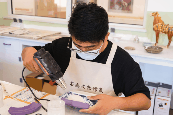 ▲10月10日，山东特殊教育职业学院文物保护修复实训中心，特教生正在实操文物修复 图据视觉中国